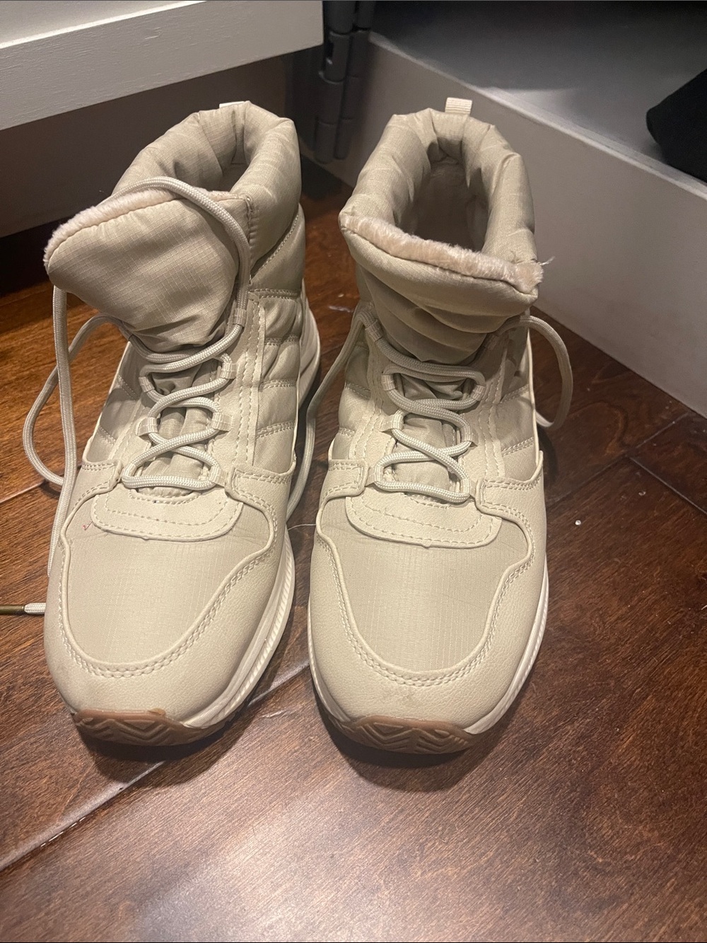 Eddie Bauer Women’s Cream Lace-Up Winter Boots